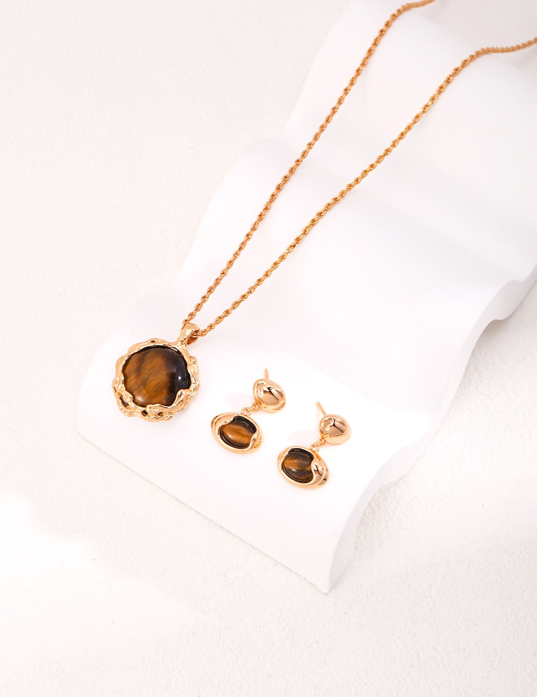 Round Charm Tiger Eye Stone Pendant Necklace