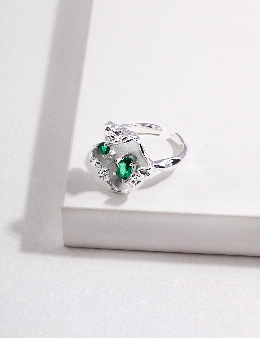 Wave Emerald Zircon Ring