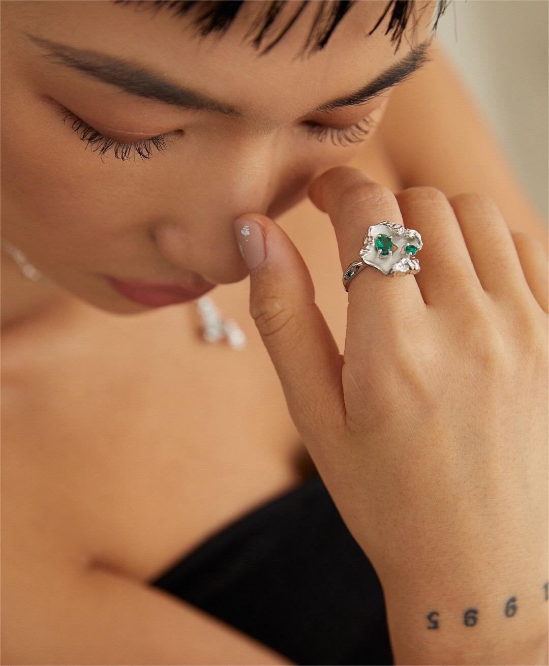 Wave Emerald Zircon Ring