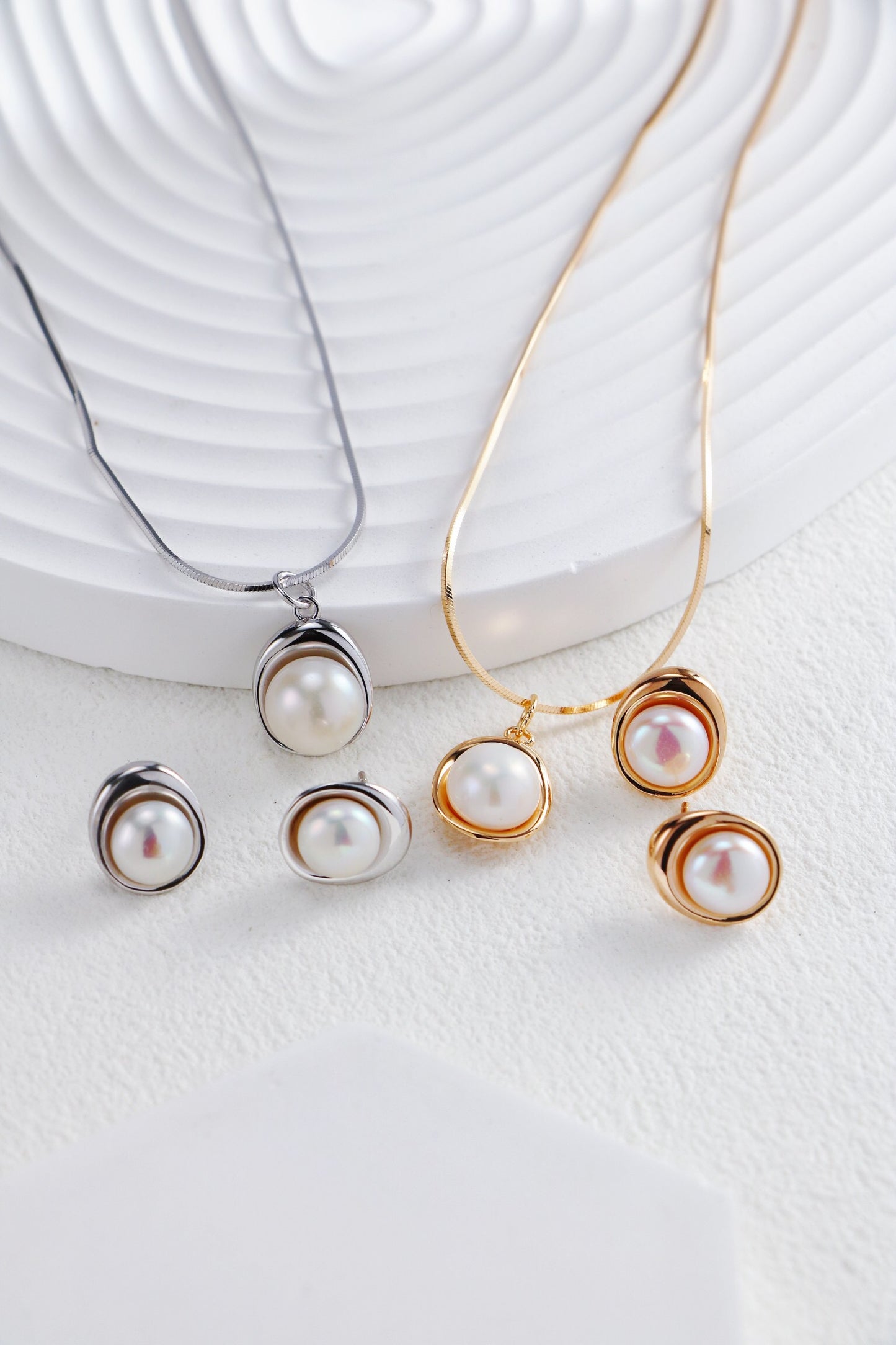 Elegant Pearl Pendant Necklace