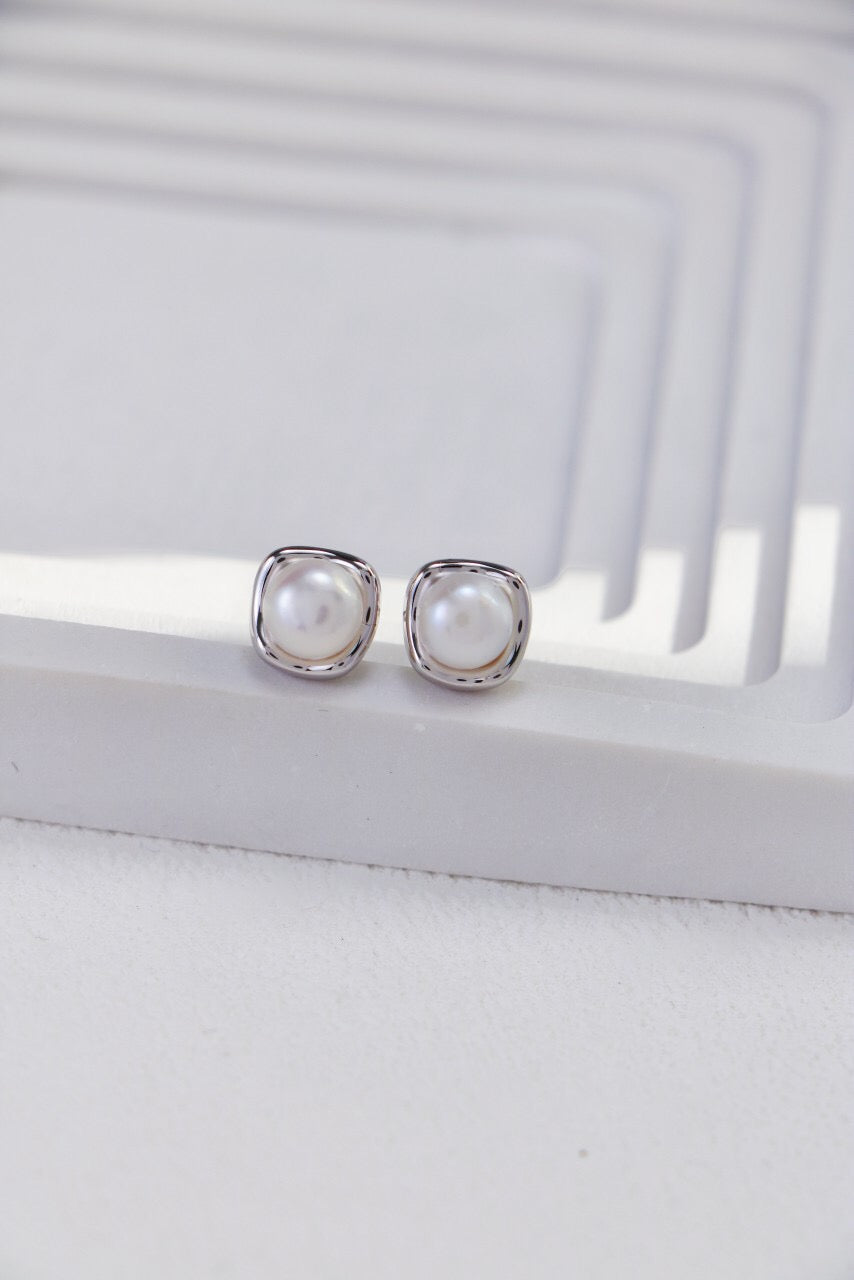 Fashion Temperament Pearl Stud Earrings