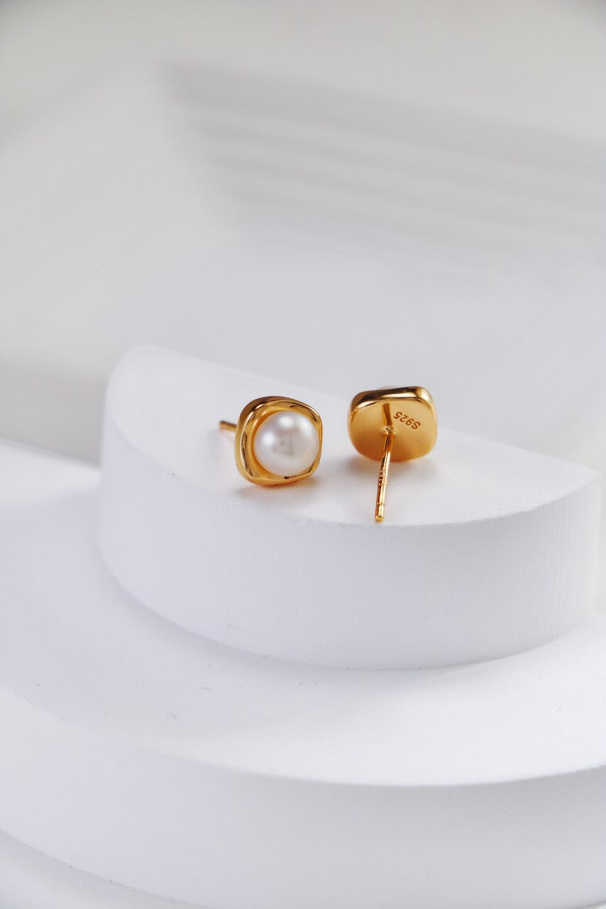 Fashion Temperament Pearl Stud Earrings