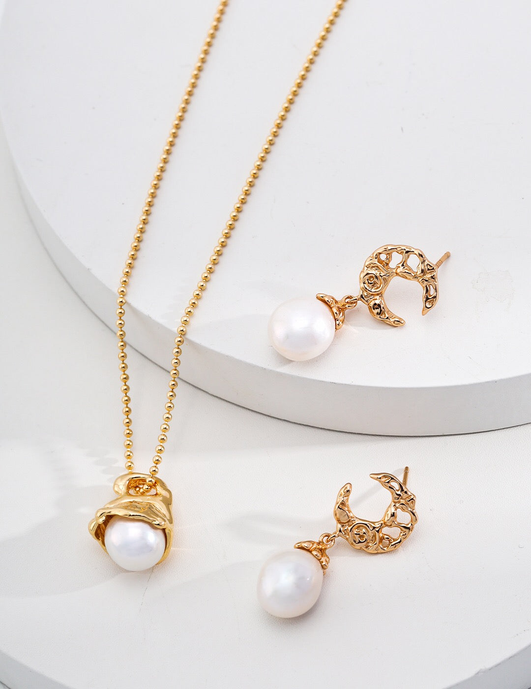 MInimalist Round Pearl Pendant Necklace
