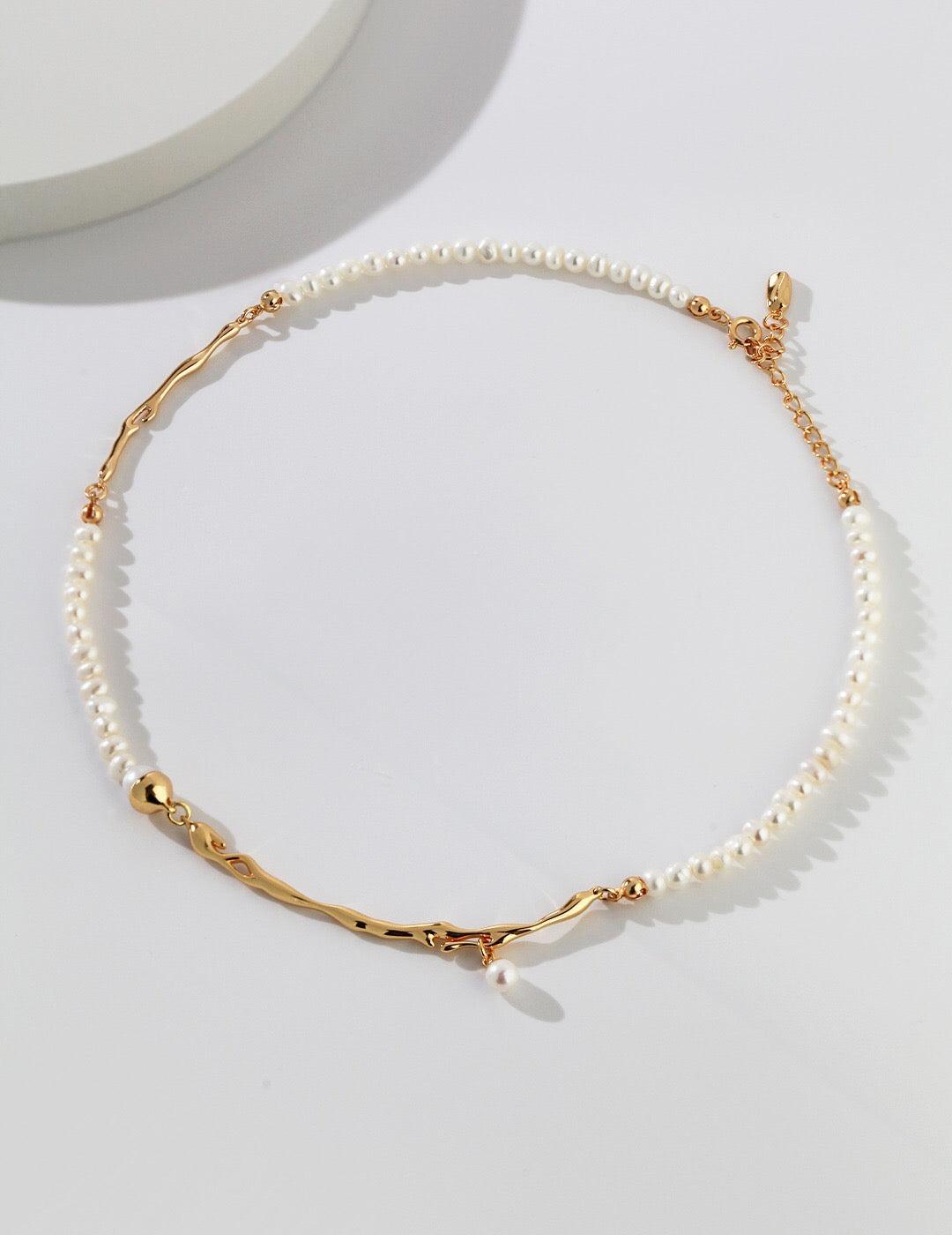 Fluid Natural Design Pearl Necklace