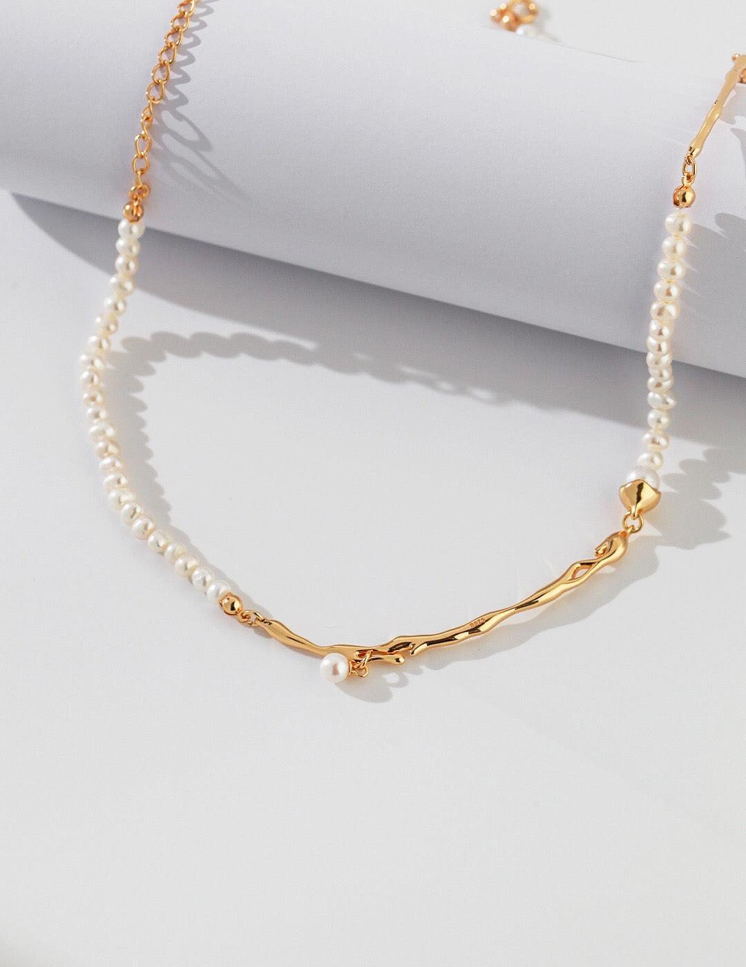 Fluid Natural Design Pearl Necklace