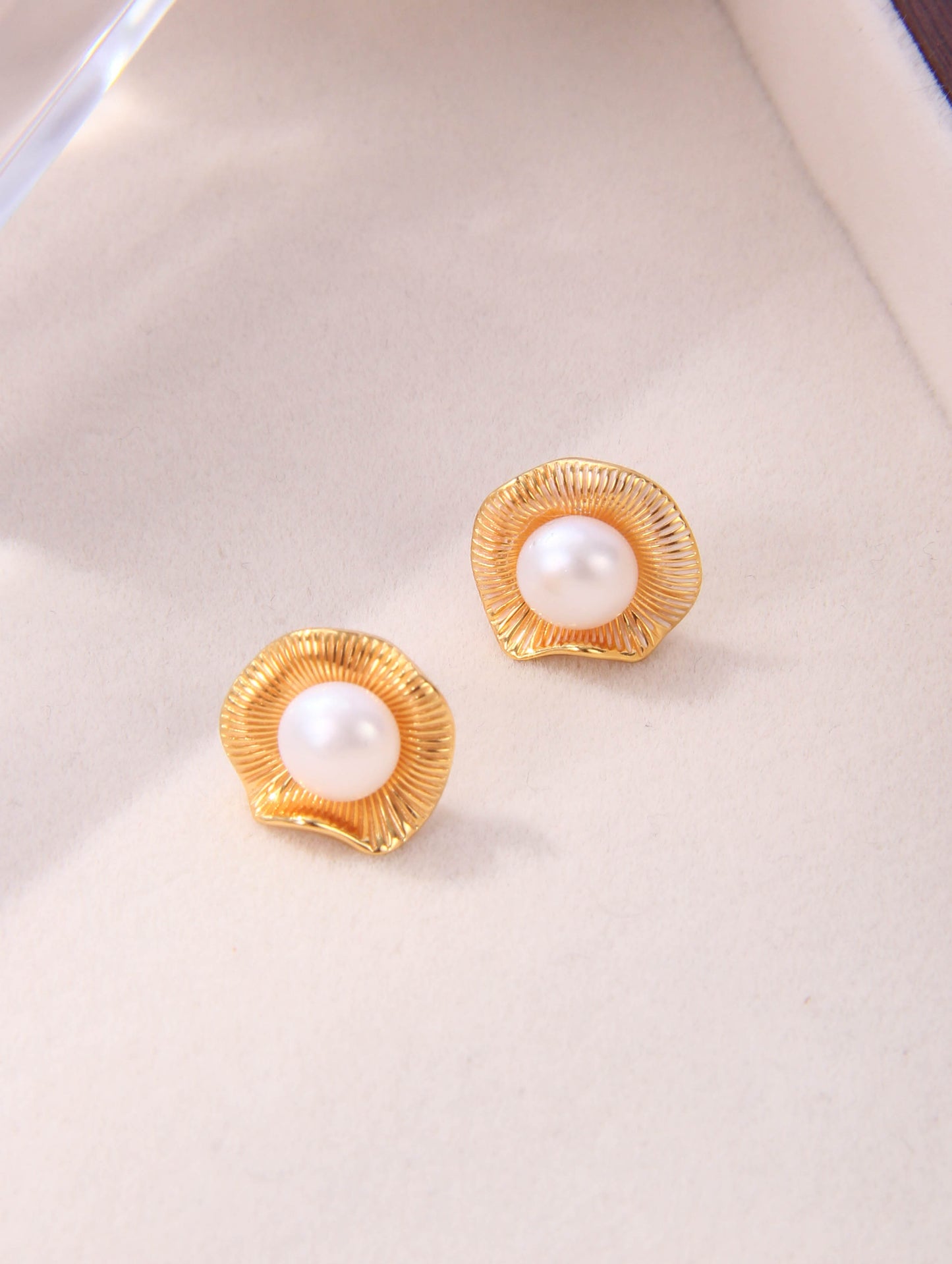 Flower-shaped Pearl Stud Earrings
