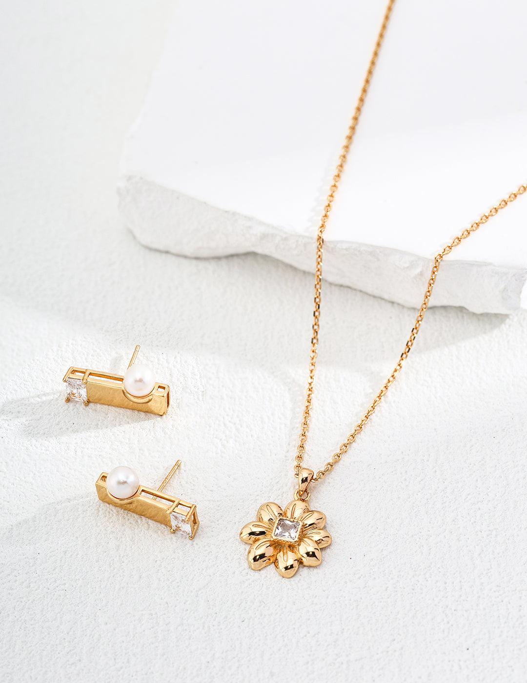 Flower Shape Zircon Necklace