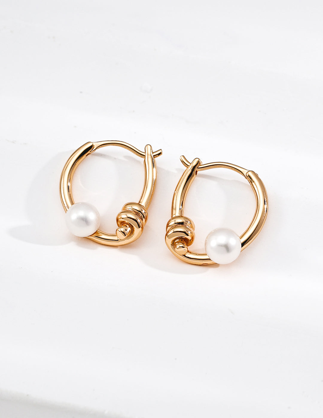 Minimal Twist Pearl Earrings