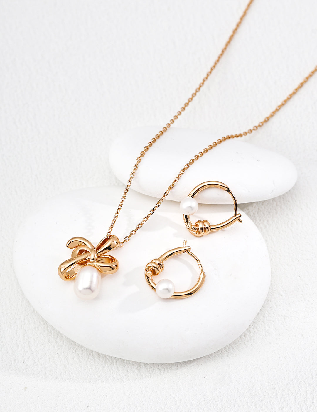Minimal Twist Pearl Earrings