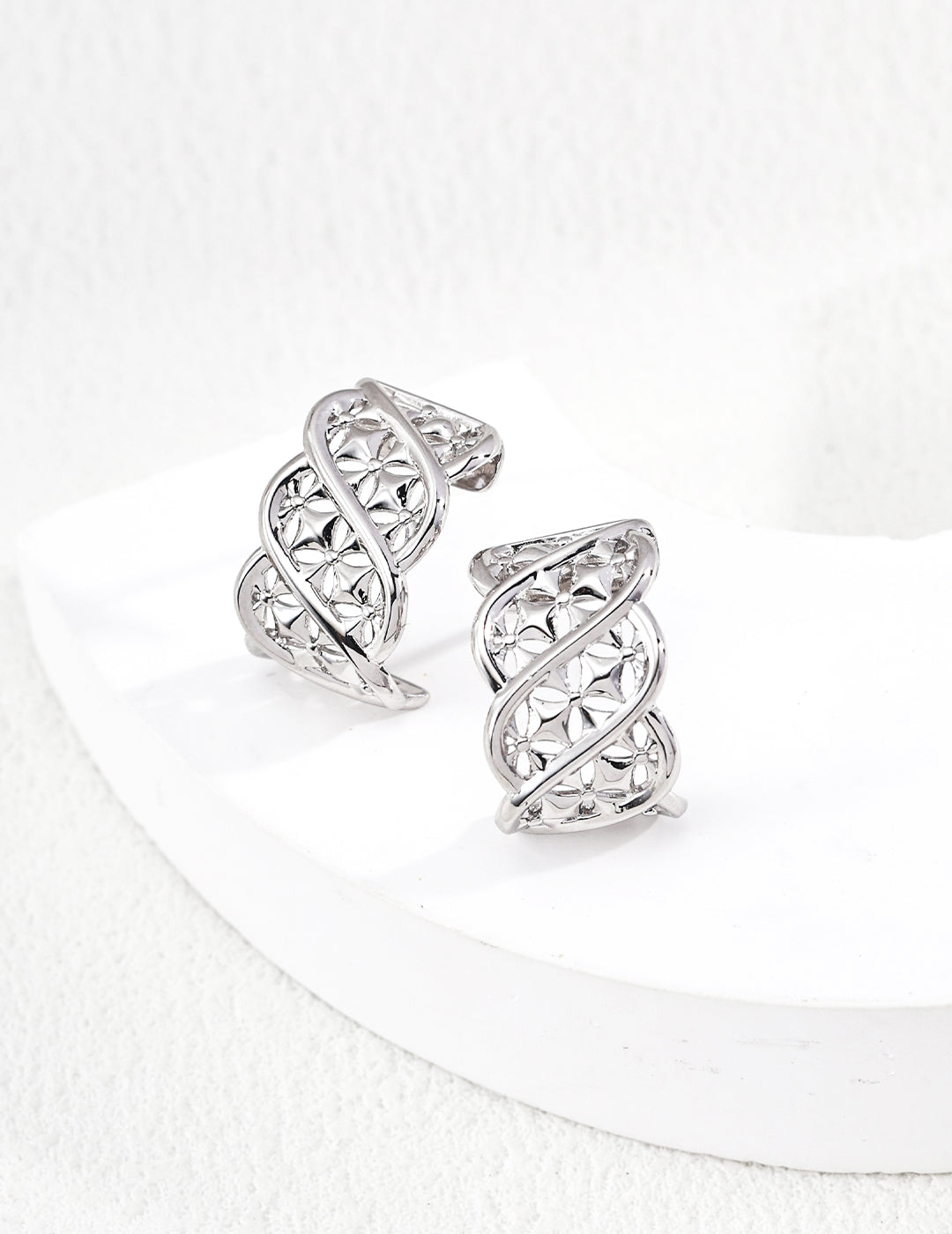 Twisted Totem Pattern Hoop Earrings