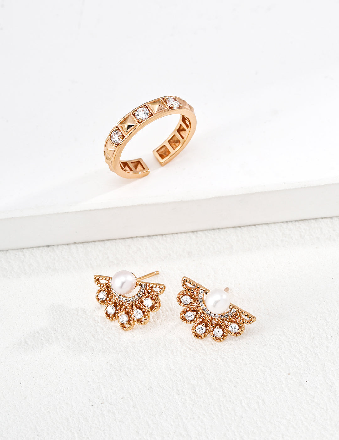 Lucky Wheel Zircon Stud Ring